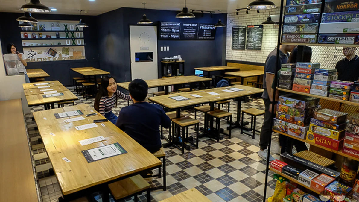 Automatic mahjong dealing table in operation at a Seoul gaming club