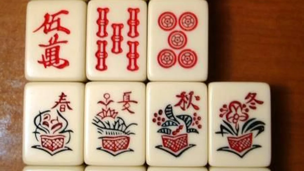 Sichuan Bloody Battle mahjong match showing void suit discards and continuous table play
